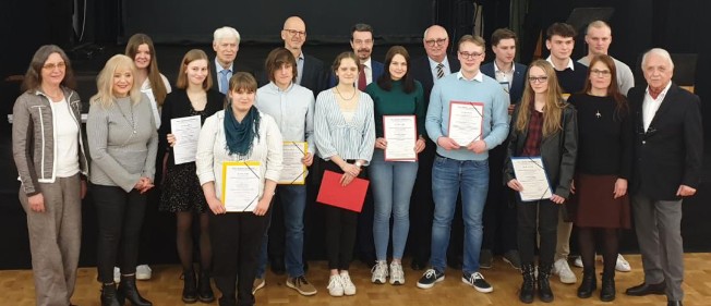 (Foto: Gellert) Von links nach rechts: Frau StD‘ Petra Weber, Vertreterin des Schulleiters am Priv. Johannes-Gymnasium Lahnstein Frau Dr. Margit Theis-Scholz, Kulturdezernentin a.D. Koblenz, Laudatorin Sonderpreis Stadt Koblenz Anna Wengenroth, Konrad-Adenauer-Gymnasium Westerburg, Sonderpreis Landrat Dr. Saftig Cécile Passmann, Gymnasium im Kannenbäckerland, Höhr-Grenzhausen, Sonderpreis Peter-Altmeier-Gesellschaft Herr Abteilungsdirektor a.D. Wolfgang Redwanz, Laudator Sonderpreis Landrat Dr. Saftig Sophie Kastner, Gymnasium auf dem Asterstein, Koblenz, Sonderpreis Stadt Koblenz Ole Emmerichs, Mons-Tabor-Gymnasium Montabaur, Sonderpreis G. und I. Leifheit Stiftung Herr Ingo Nehrbass, Geschäftsführer G. und I. Leifheit Stiftung Nassau, Laudator Sonderpreis G. und I. Leifheit Stiftung Julia Wischnewski, Erich-Klausener-Gymnasium Adenau, Sonderpreis Initiative Region Koblenz-Mittelrhein Herr Andreas Biebricher, Vizepräsident der Peter-Altmeier-Gesellschaft e.V., Laudator Sonderpreis der Peter-Altmeier-Gesellschaft e.V., Sara Bergmann, Goethe-Gymnasium Bad Ems, Preis der G. und I. Leifheit Stiftung Herr Notar Hans-Jörg Assenmacher, Ehrenpräsident der PAG und Vorsitzender der Initiative Koblenz Mittelrhein, Laudator Sonderpreis der Initiative Koblenz Mittelrhein Maxim Andriyovic Chetchouga, Mons-Tabor-Gymnasium, Montabaur, Preis der G. und I. Leifheit Stiftung Noah Kalteier, Mons-Tabor-Gymnasium, Montabaur, Preis der G. und I. Leifheit Stiftung Janina Nilges, Konrad-Adenauer-Gymnasium, Westerburg, Preis der G. und I. Leifheit Stiftung Florian Felix Stein, Herzog-Johann-Gymnasium, Simmern, Sonderpreis des Bildungsministeriums RLP Frau StD‘ Dr. Marion Raffelsiefer, Regionale Fachberaterin bei der ADD-Koblenz, Laudatorin, Sonderpreis des Bildungsministeriums David Müller, Konrad-Adenauer-Gymnasium, Westerburg, Preis der G. und I. Leifheit Stiftung Herr LRSD a.D. Hubert Luszczynski, Präsident und Wettbewerbsleiter der Peter-Altmeier-Gesellschaft