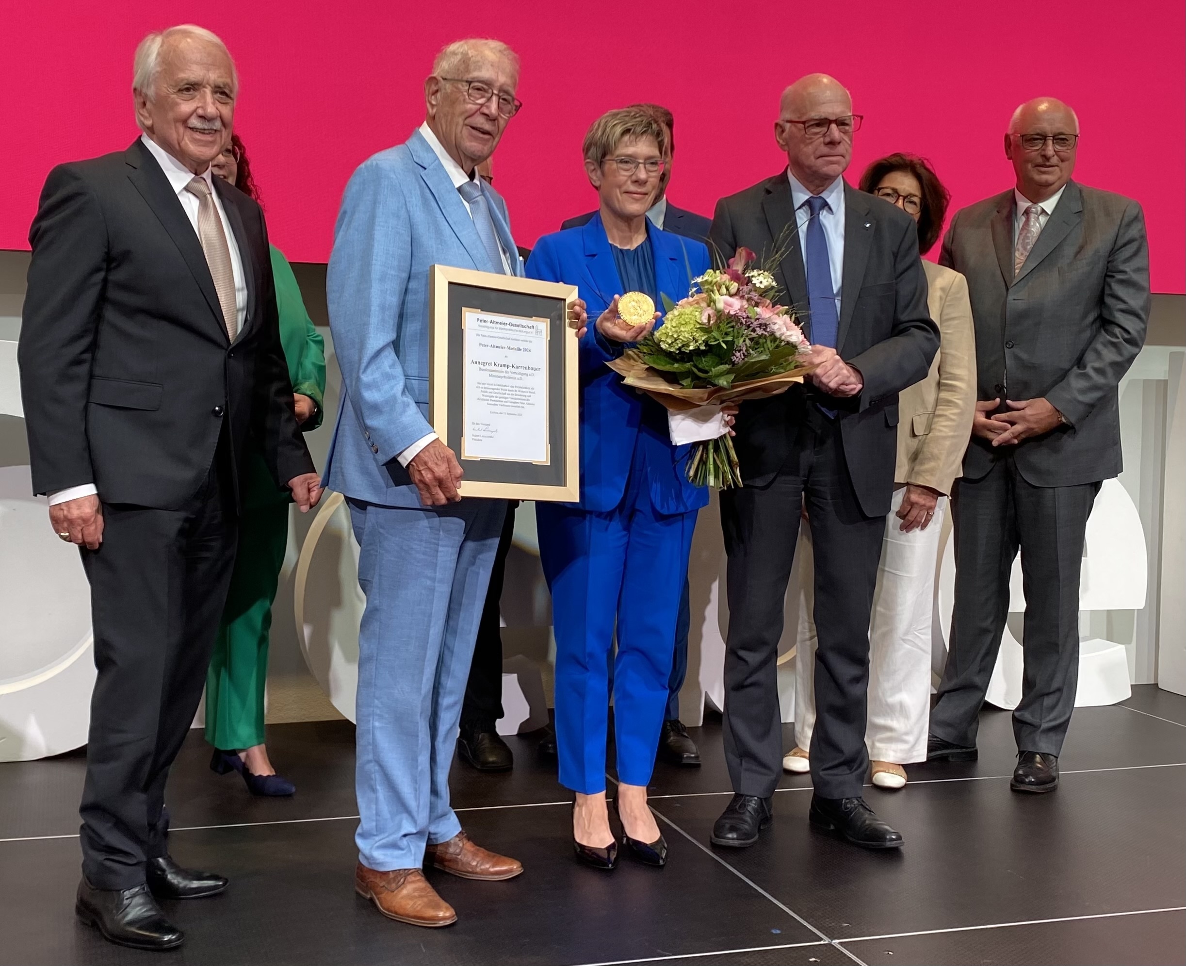 Überreichung der Urkunde