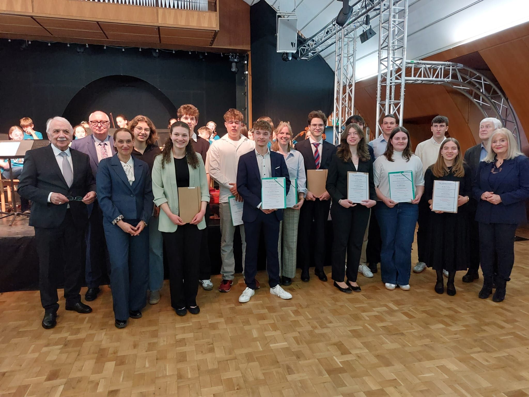 © Foto: privat; Die Peter-Altmeier-Gesellschaft hat zum zehnten Mal den Schülerwettbewerb „Politik – Staat – Gesellschaft – Eine ausgezeichnete Arbeit“ durchgeführt. Das Foto zeigt die Preisträger des jüngsten Wettbewerbes und die Laudatoren. Darunter der Präsident der Gesellschaft, Hubert Lus-zczynski (links).